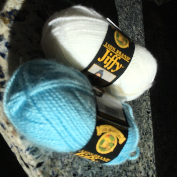 2 skeins Lion Brand Jiffy 100% Acrylic yarn - Picture 1 of 2